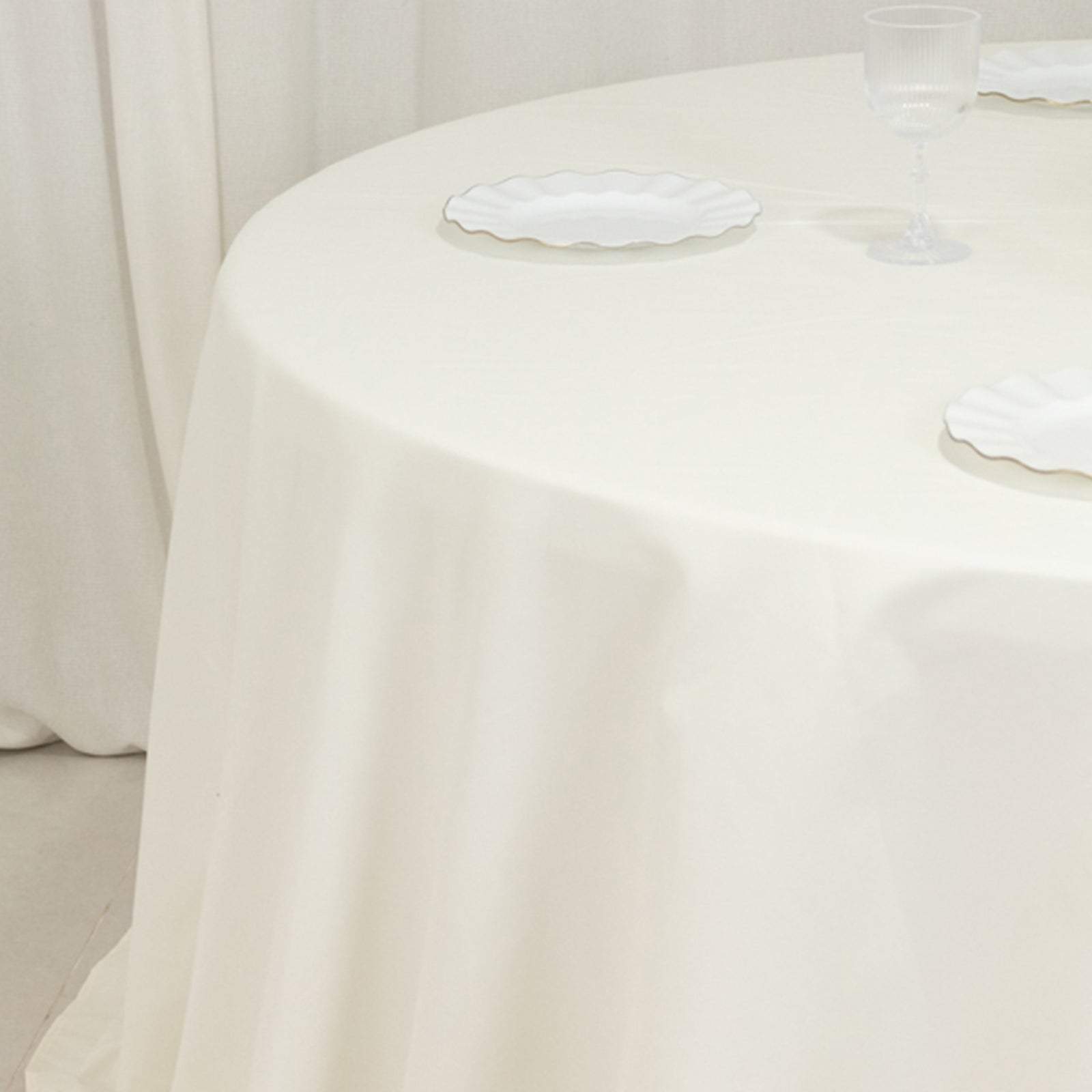 Ivory 132" Seamless Wrinkle-Resistant Cotton Blend Round Tablecloth - Ideal for Events
