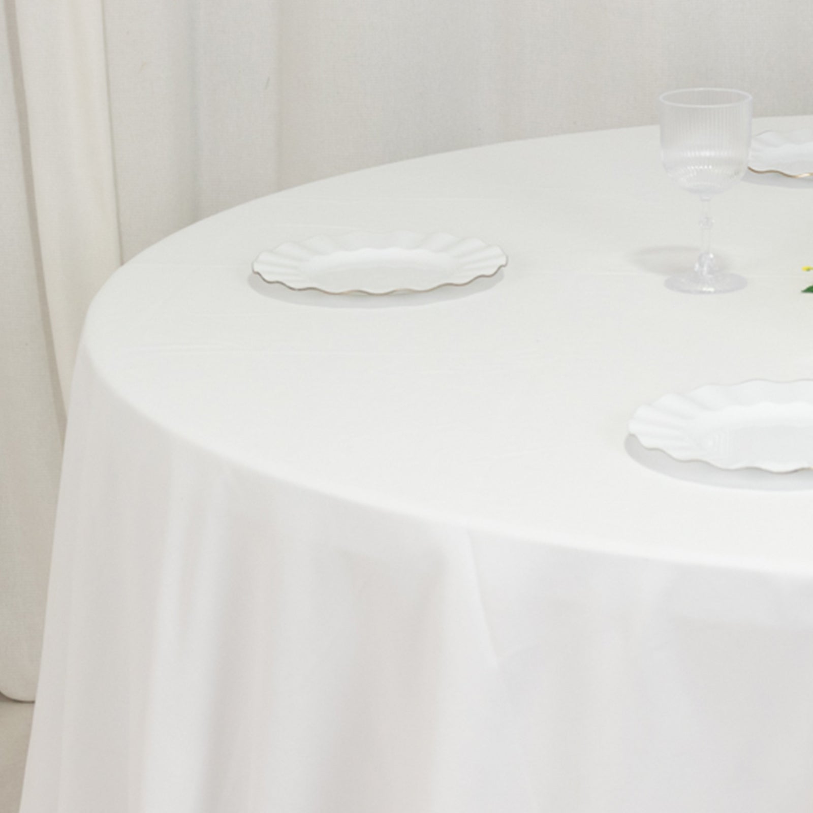 White 132-Inch Cotton Blend Round Tablecloth: Seamless, Wrinkle-Resistant for Formal Events
