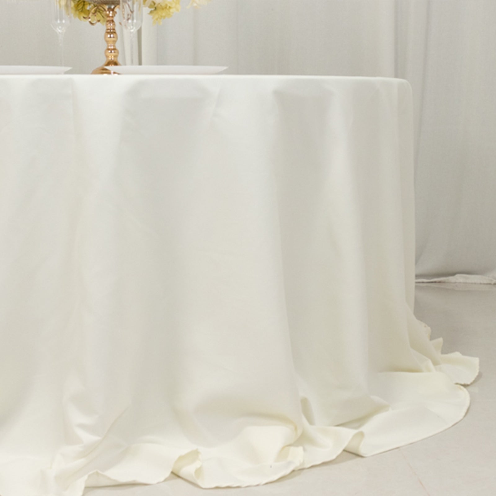 Ivory 132" Seamless Wrinkle-Resistant Cotton Blend Round Tablecloth - Ideal for Events