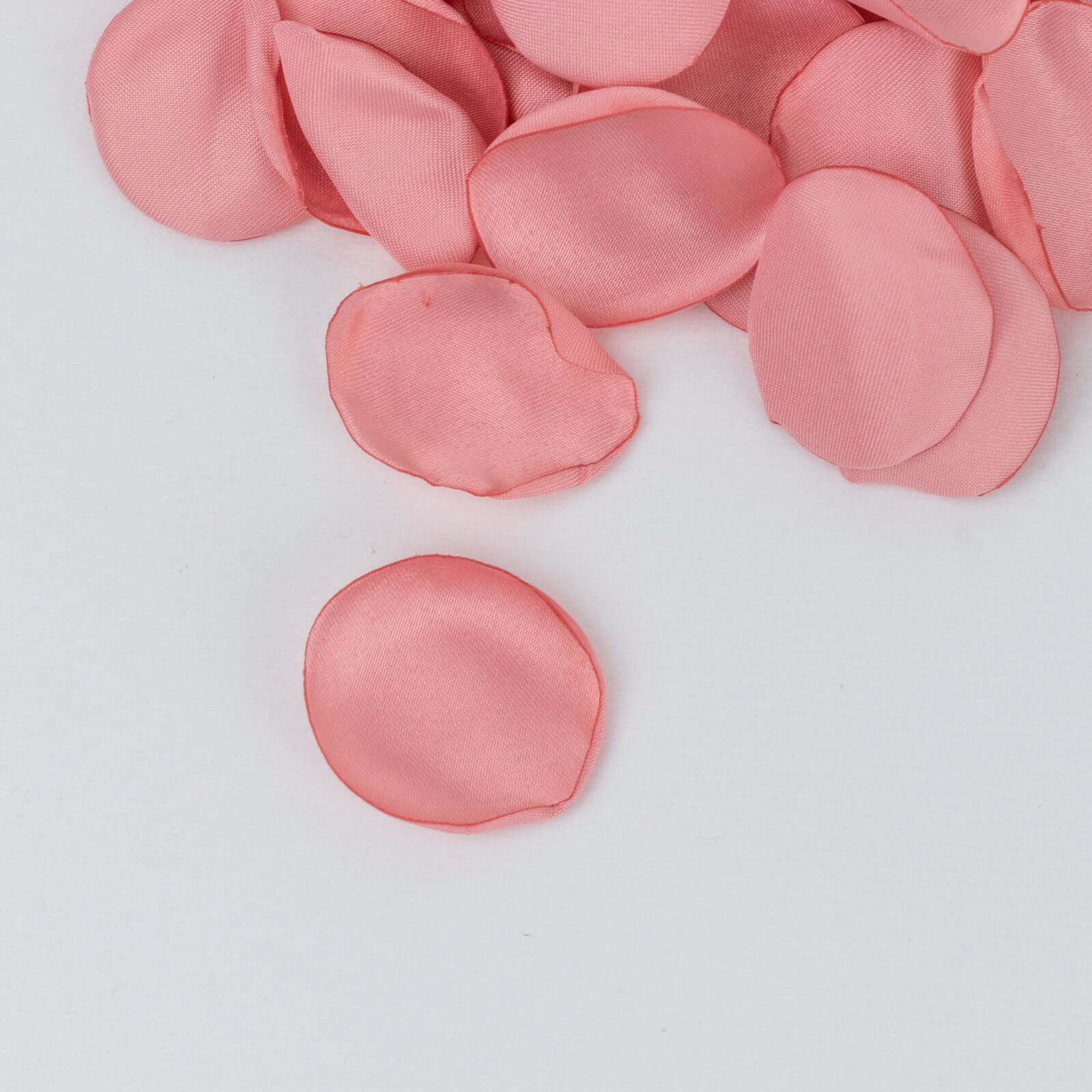 400-Piece Matte Dusty Rose Satin Round Silk Rose Petals for Event Tables