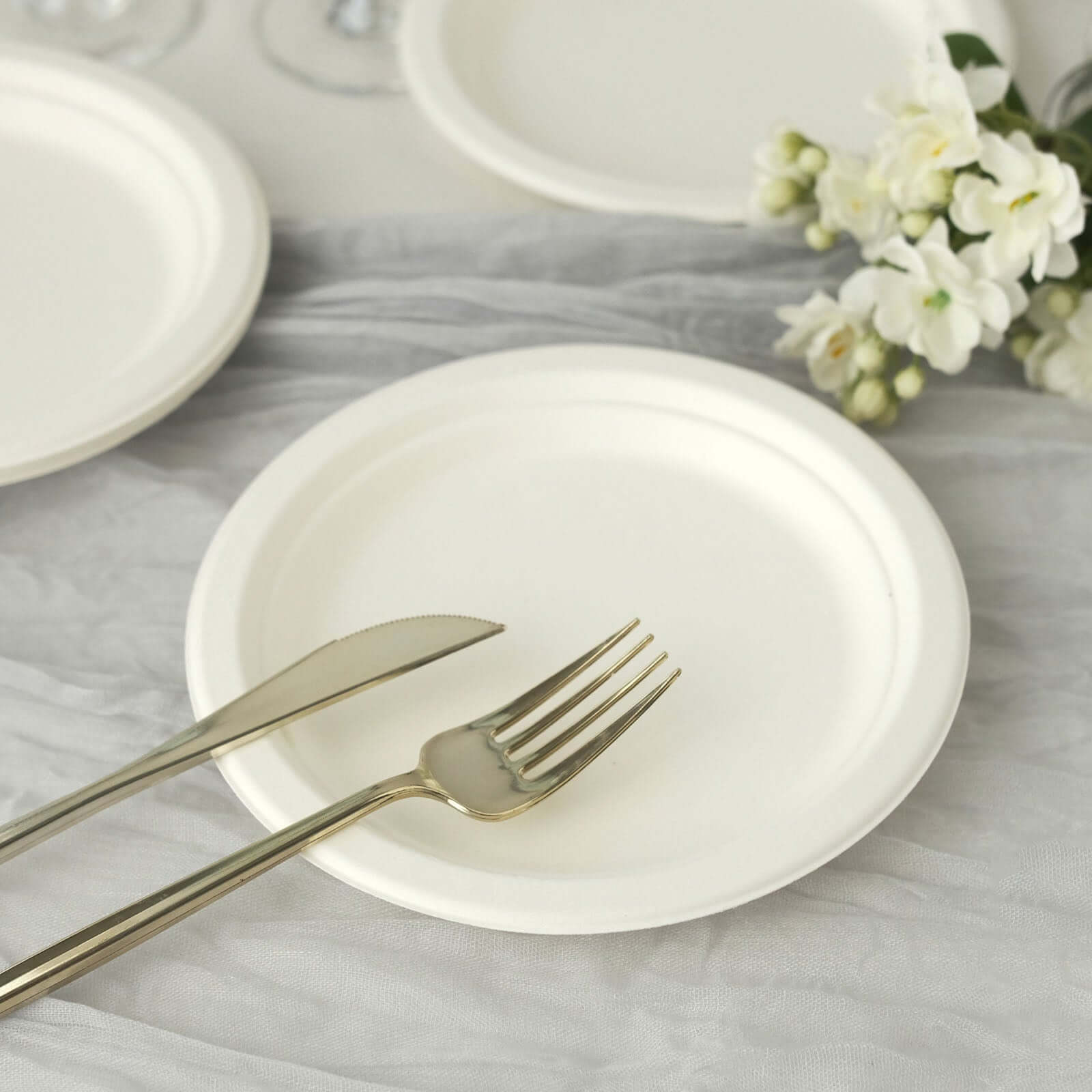 50-Pack White 7" Round Biodegradable Bagasse Dessert Plates - Ideal for Outdoor Events