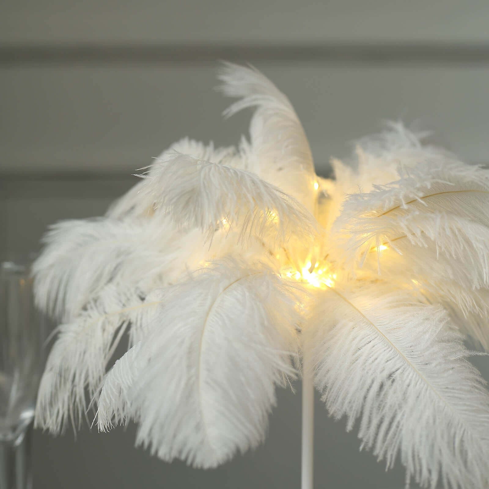 Hot Deal! White LED Cordless Table Lamp with Ostrich Feather Design for Wedding Centerpiece