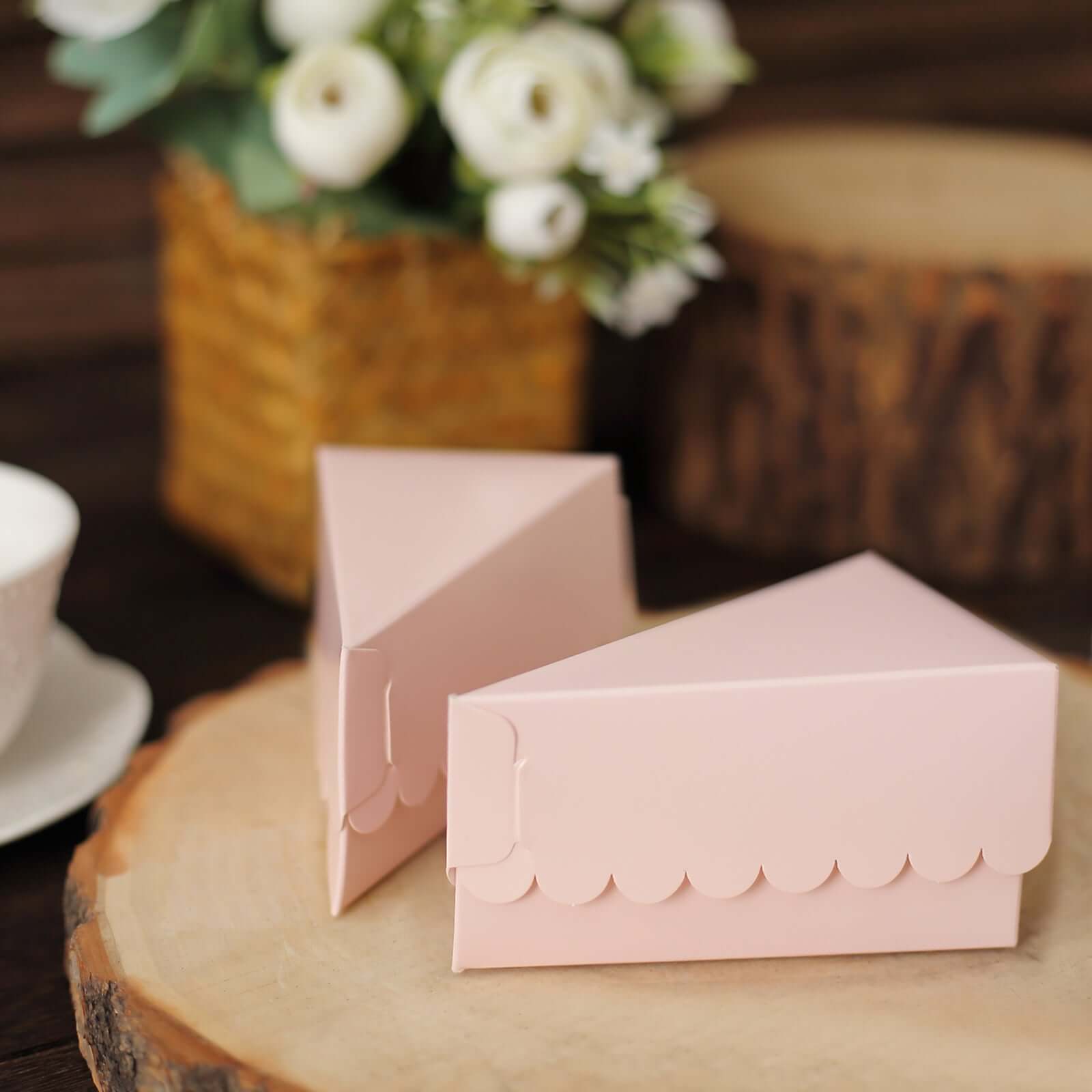 10-Pack Blush Cardstock Triangle Cake Slice Boxes with Scalloped Tops for Dessert Takeaways