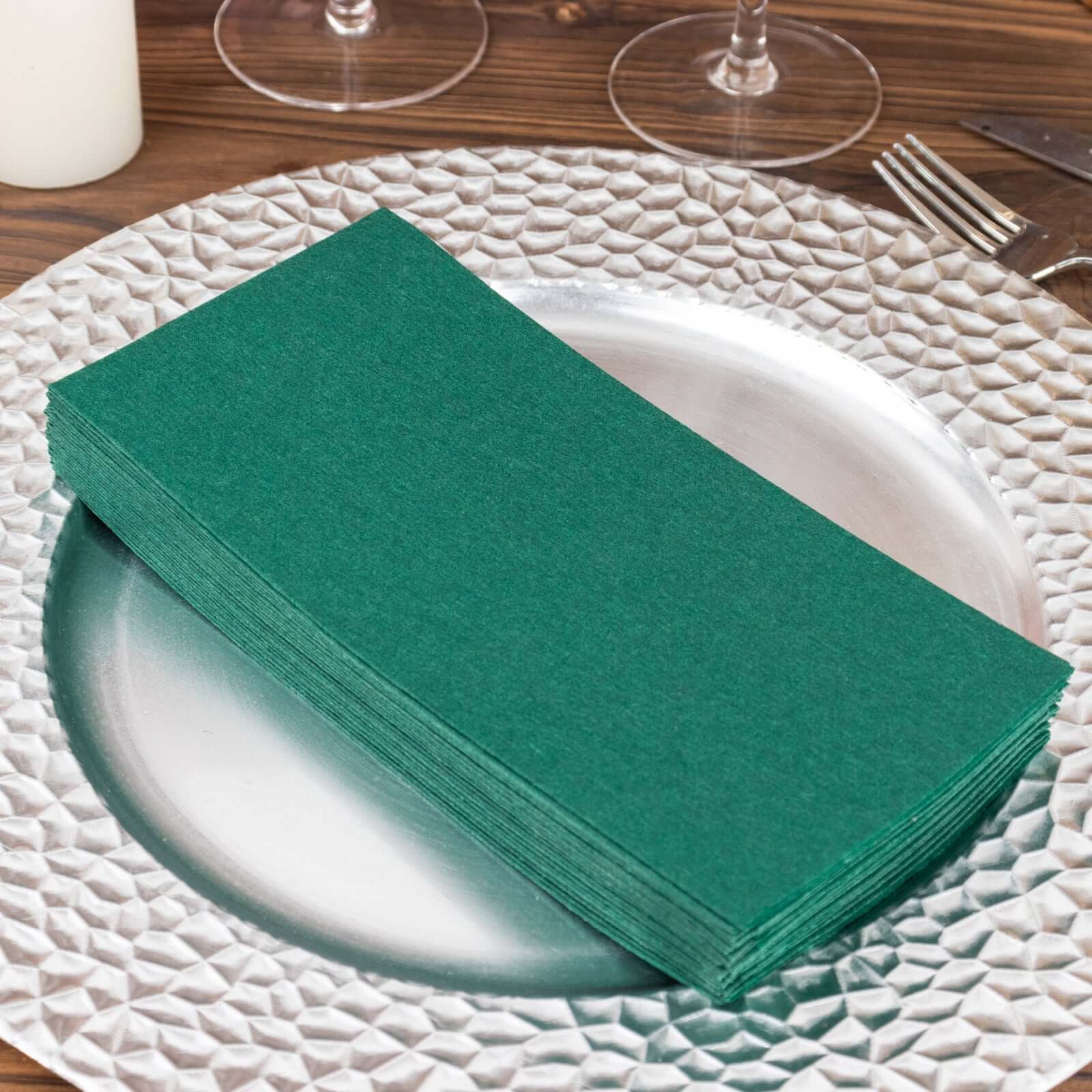 20-Pack Hunter Emerald Green Linen-Like Airlaid Disposable Napkins - Highly Absorbent!