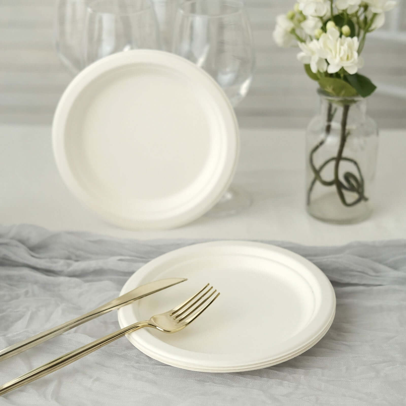50-Pack White 7" Round Biodegradable Bagasse Dessert Plates - Ideal for Outdoor Events