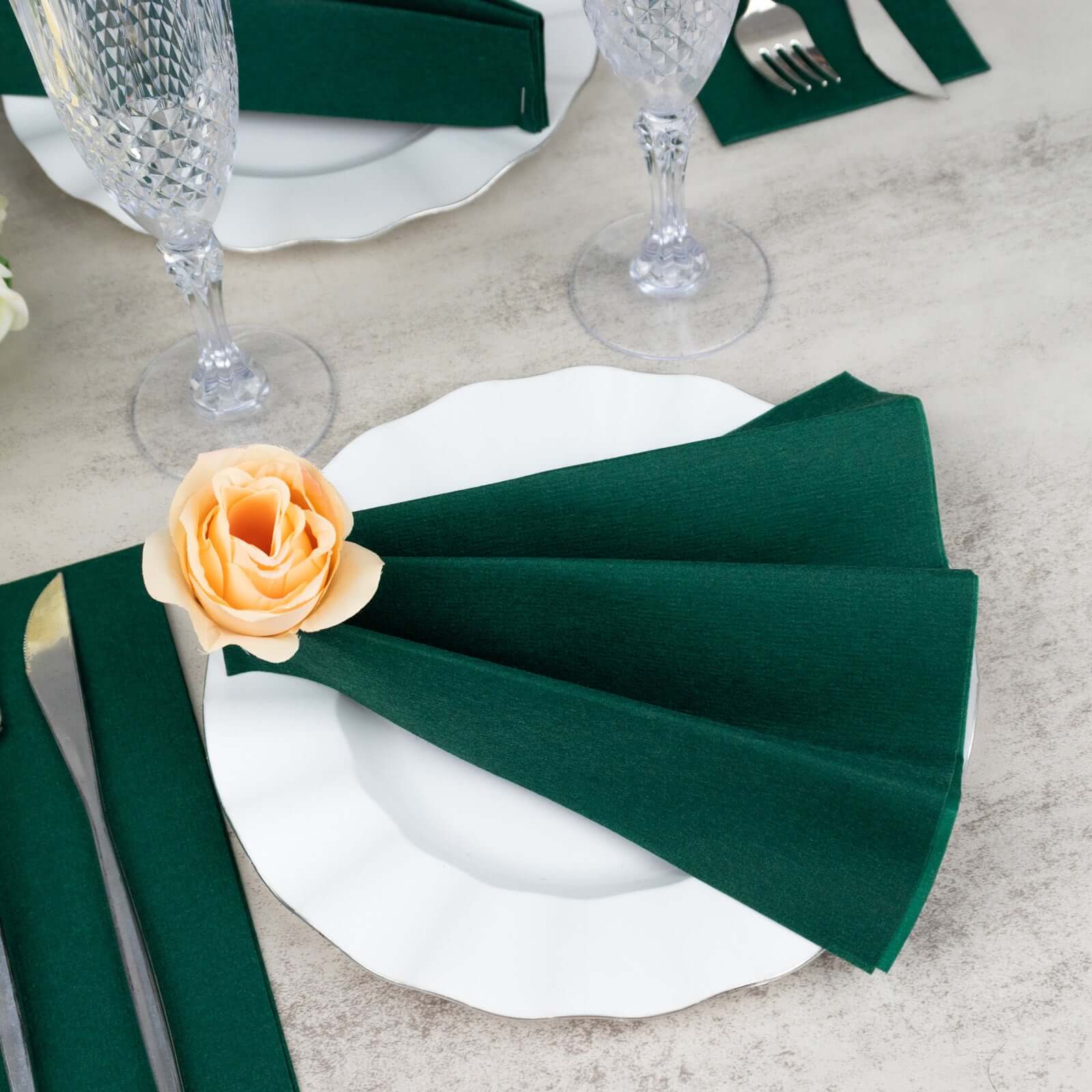 20-Pack Hunter Emerald Green Linen-Like Airlaid Disposable Napkins - Highly Absorbent!